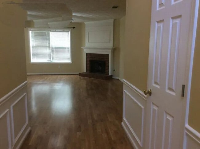 Foto del edificio - Room in House on Evanston Ct