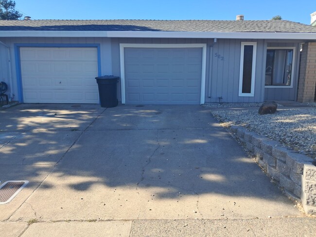 Building Photo - Roseville 2 Bedroom Duplex, New Carpet, Central Heat and Air, Large Fenced Yard