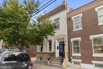 Building Photo - 2430 E Somerset St