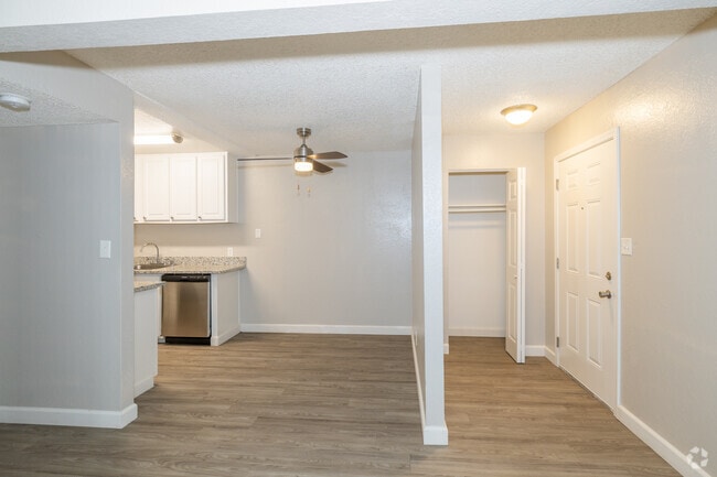 1BR, 1BA - 525SF - Dining Room - Pine Manor Apartments