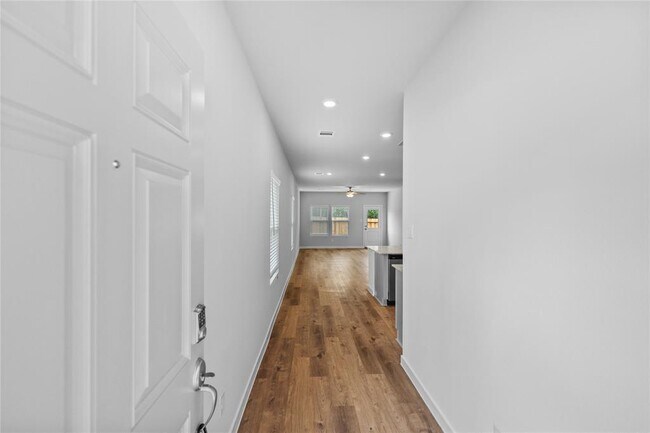 Building Photo - 21239 Rising Hts St