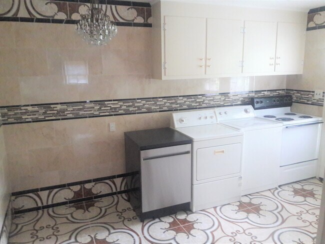 Área de cocina y lavandería - 914 S Main St