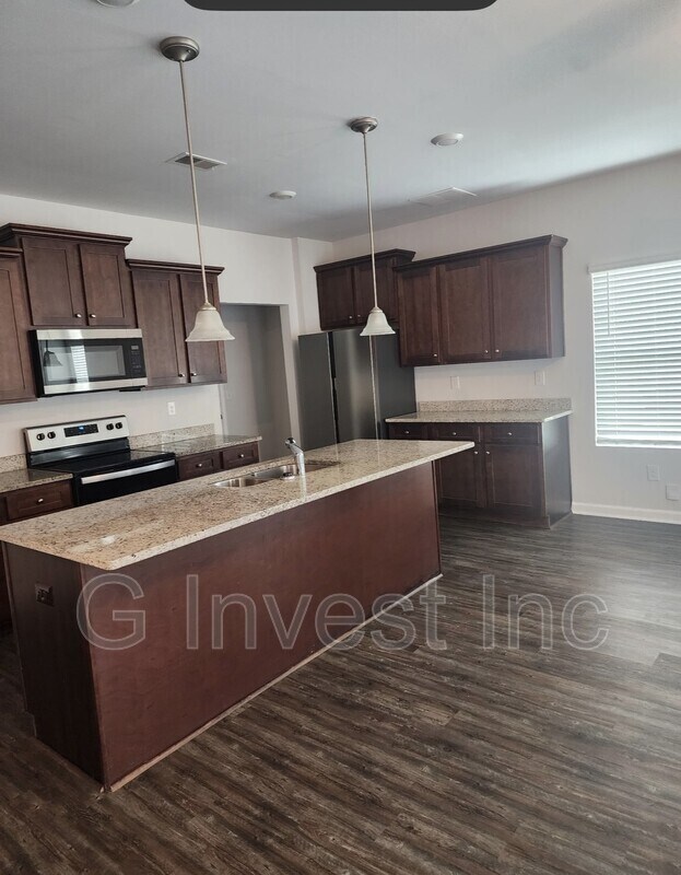 Foto del edificio - 7484 Knoll Hollow Rd