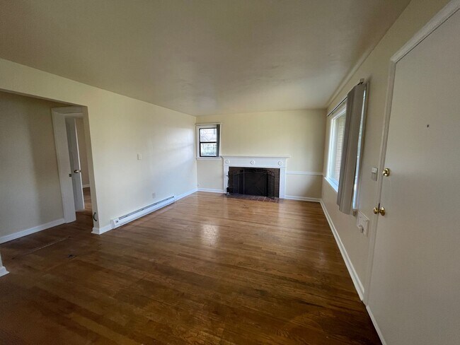 Building Photo - Large 2Bedroom 1Bathroom Duplex w/ Attache...