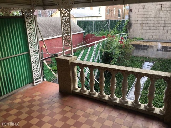 Building Photo - 3 br, 1.5 bath Apartment - 2026 yates avenue