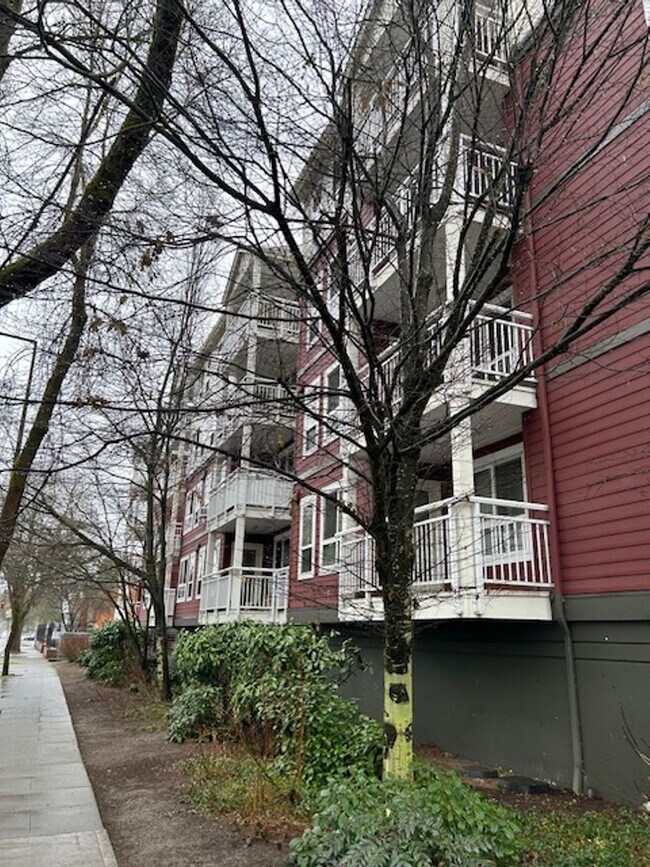Building Photo - Fantastic 2 Bed 2 Bath Condo in Lake City