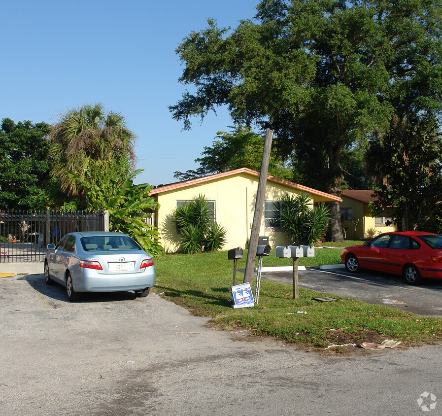 Foto del edificio - 2435-2439 SW 42nd Ave