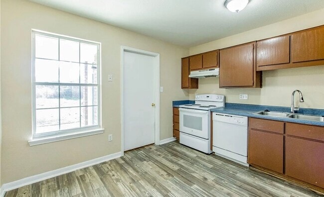 Building Photo - AVAILABLE NOW! - 2 WEEKS FREE (SECTION 8 A...