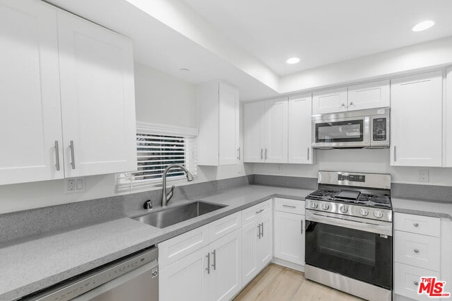 Building Photo - 1409 N Hobart Blvd