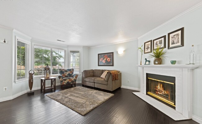 Building Photo - Updated 3 Bedroom 2 Bathroom on Large Corn...