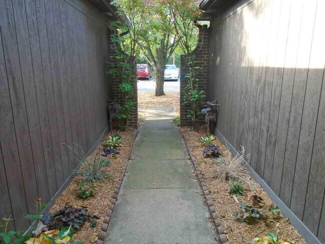 Foto del edificio - 2547 Meade Ct