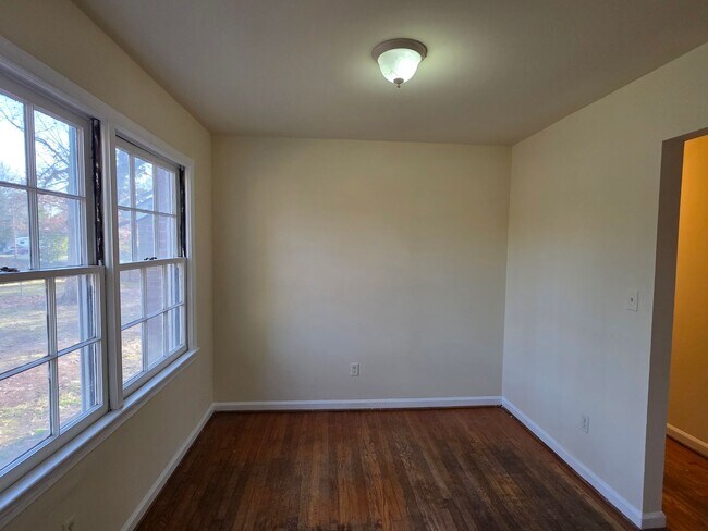 Building Photo - Move In Ready 3bd, 1.5bath Brick Ranch