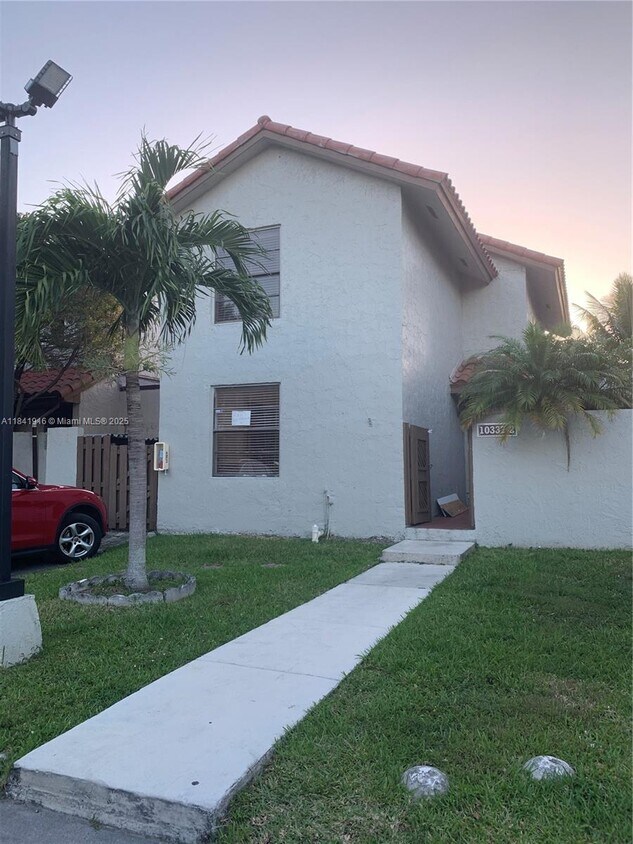 Foto principal - 10337 NW 9th St Cir