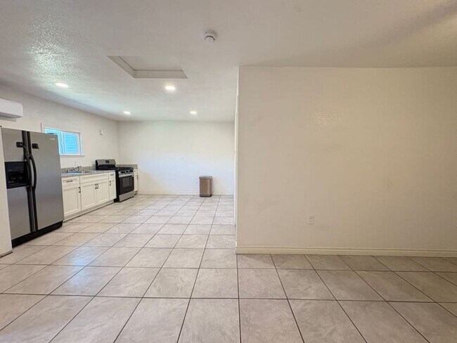 Building Photo - Cozy One Bedroom Unit with Modern Upgrades