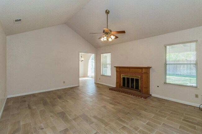 Building Photo - Beautiful 3 bedroom available
