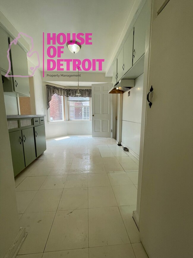 Building Photo - 3 BEDROOM 1 BATH BUNGALOW FREE PRE-SCREEN