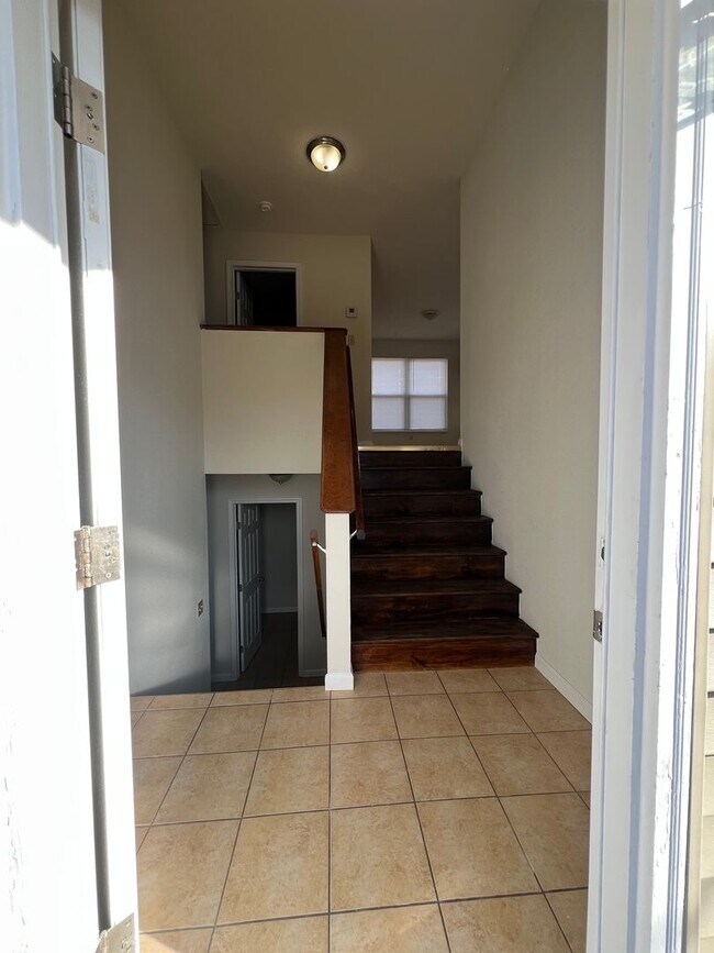 Foto del edificio - 4 bed 1.5 bath home close to I-44