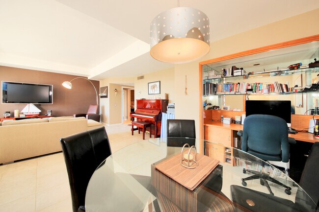 OFFICE NOOK - 7250 Franklin Ave