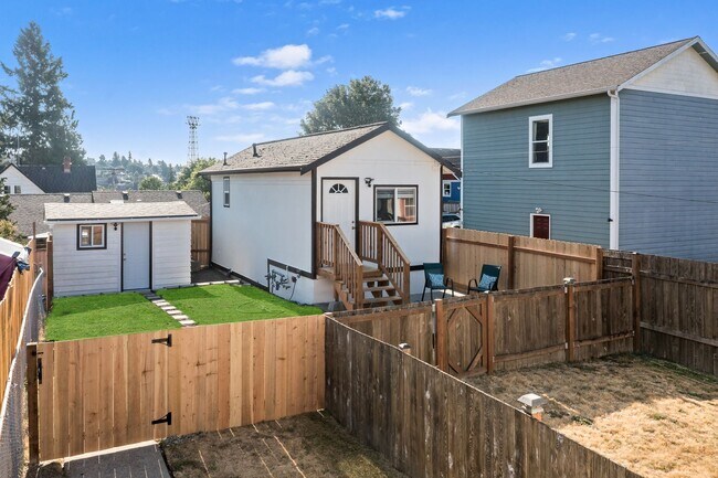 Foto del edificio - More than Meets the Eye at this Bremerton 1 Bedroom!