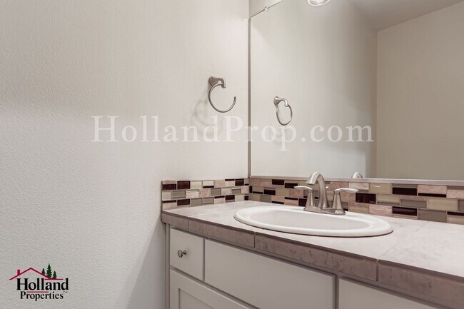 Building Photo - Lovely 2 bedroom Townhouse with a Bright Layout! 1 Application in process as of 2/26 and 1 new set