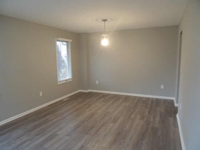 Foto del edificio - 404 Pinebrooke Cir