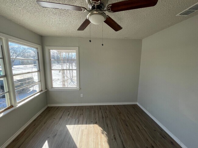 Foto del edificio - 3 bedroom, 2 bath