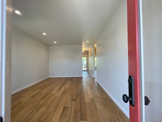 Building Photo - Beautifully Remodeled Two Bedroom Downtown...