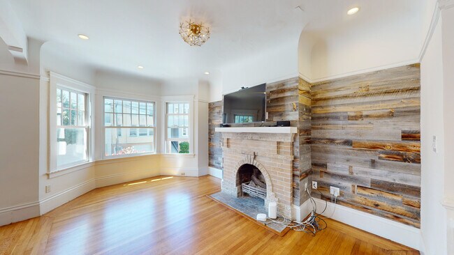 Building Photo - Farm to Table 4 BR x 4 Bath Flat