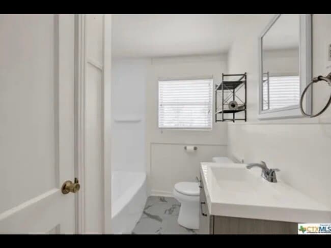 Building Photo - 214 S Saunders St