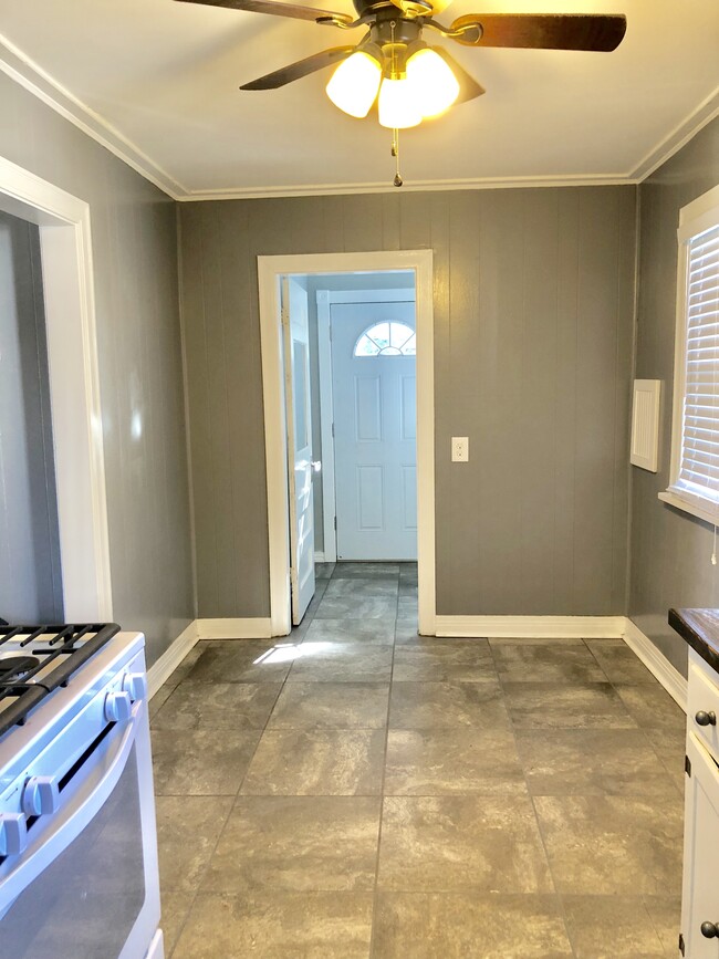 Dining room off kitchen area - 1515 N Ross Ave