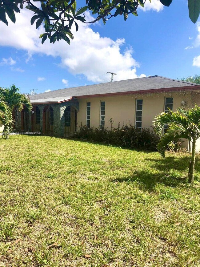 Foto del edificio - 4900 SW 36th Ct
