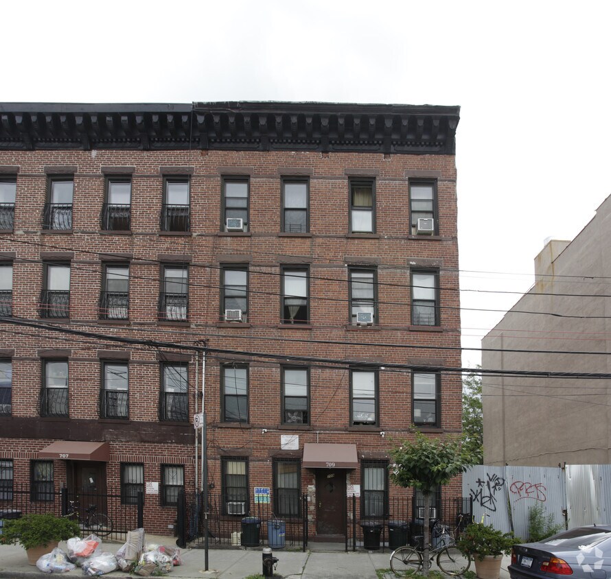Foto principal - 709 Henry St