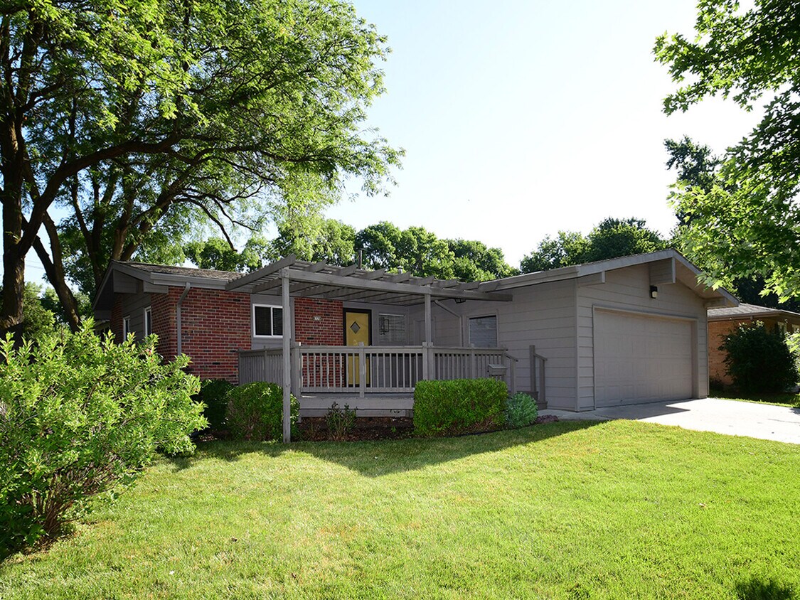 Mid-Omaha Ranch - 8770 Larimore Avenue