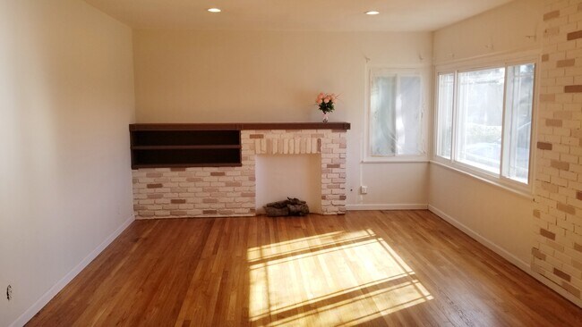 Building Photo - 6228 Cahuenga Blvd