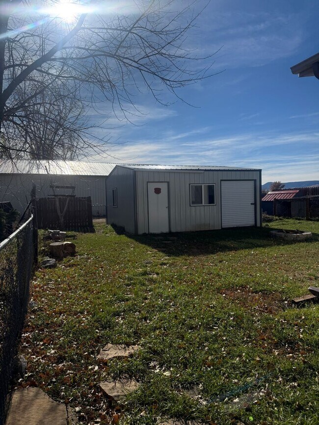 Foto del edificio - Spacious 3-Bedroom with Storage Shop & Off...