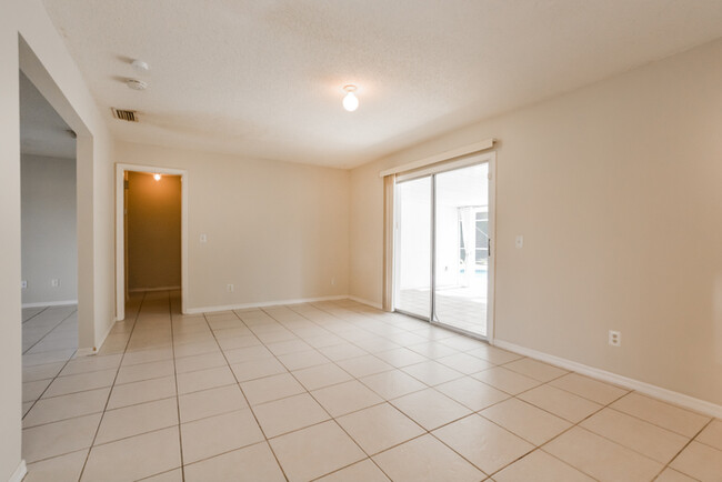 Foto del edificio - Covered Patio & Sparkling Pool in Deltona,...