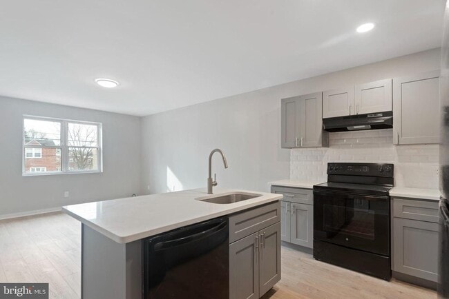 Building Photo - 330 Hermitage St