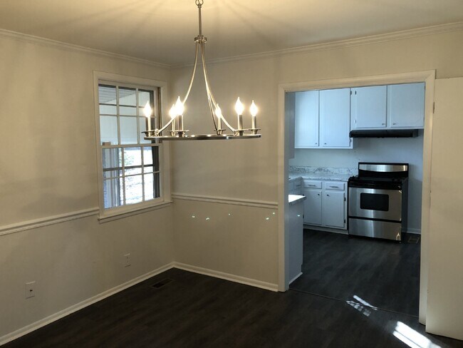 Foto del edificio - 3BD 1.5 BA HOUSE with Bonus Room  AVAILABL...