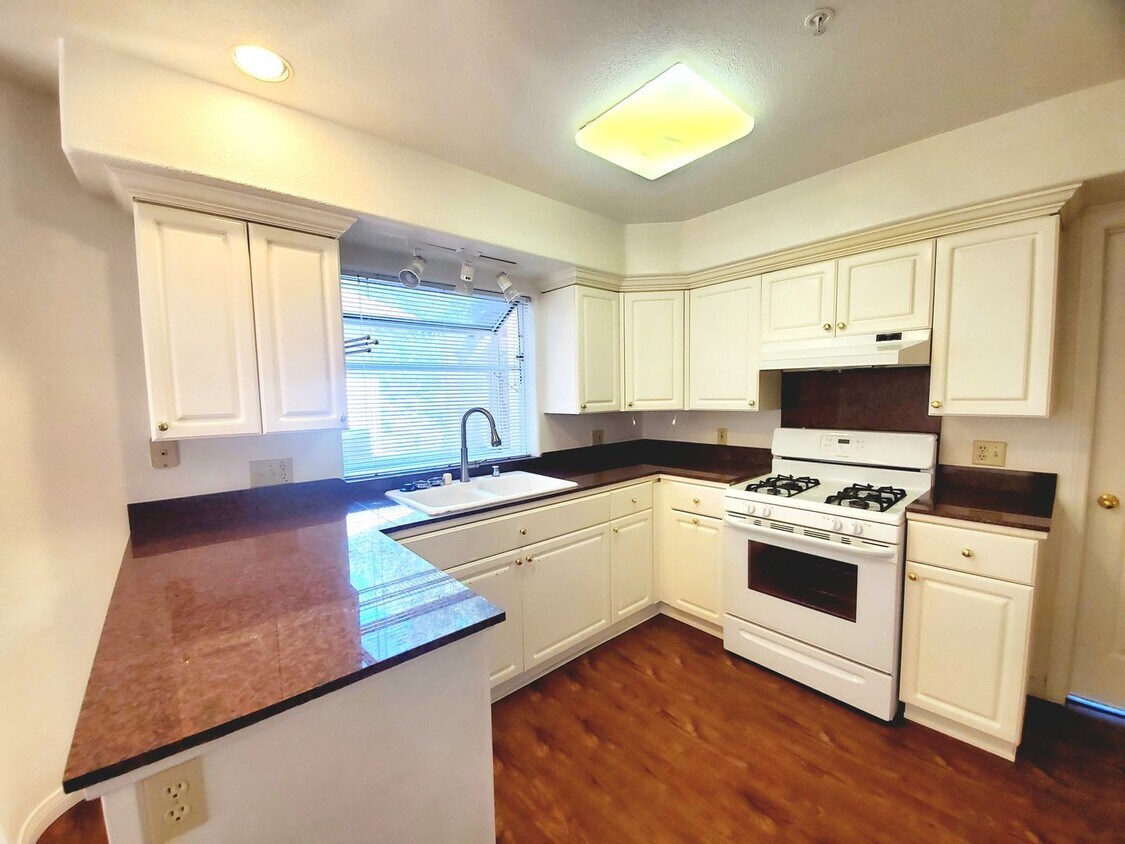 Foto principal - 111 E Poplar Ave