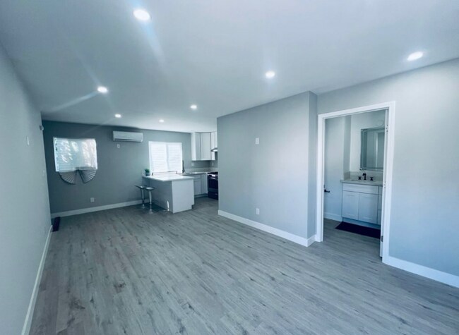 Building Photo - 2437 Cochran Ave