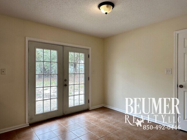 Building Photo - Coastal Living in Charming Innerarity Point