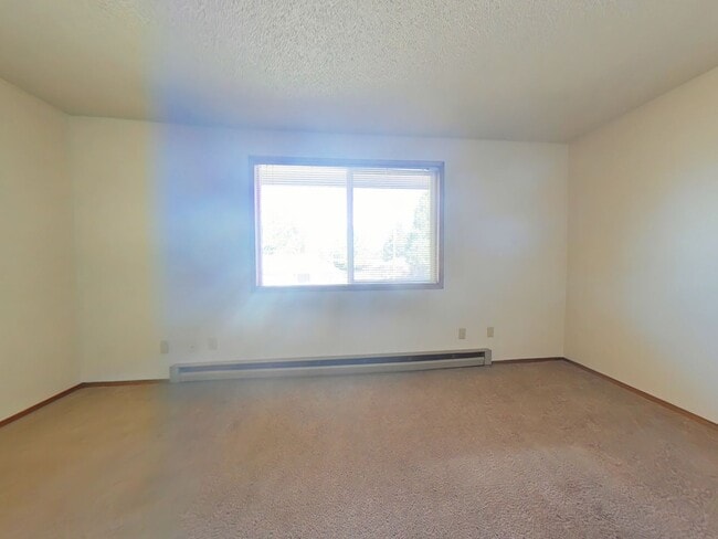 Building Photo - 2 Bedroom Apartment ~ Close to Campus