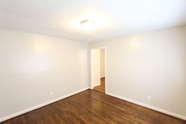 Foto del edificio - Large and Cute 4BR 2BA Eastlake Home in Mo...