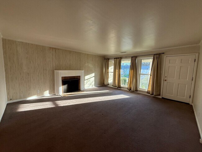 Foto del edificio - Spacious 2 bed 1 bath available now!