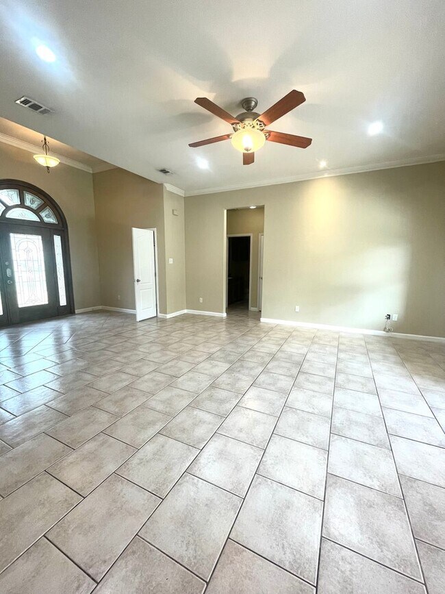 Building Photo - Beautiful home in South Side - 3/2