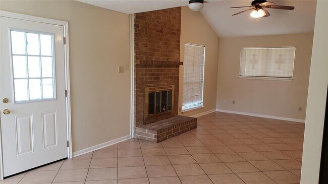 Building Photo - 4601 Reveille St