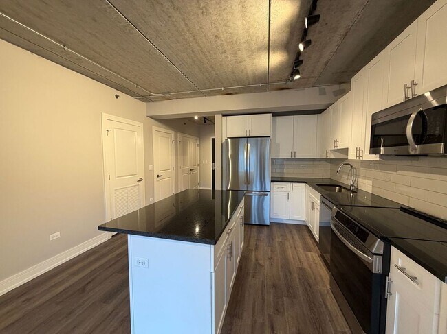 Building Photo - 952 W Carmen Ave