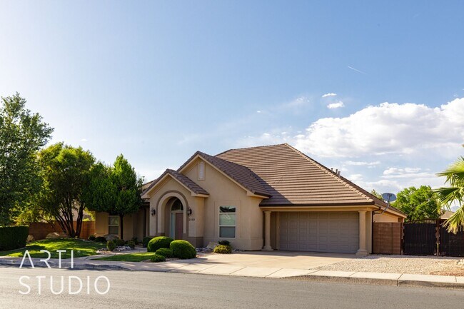 Building Photo - 4 Bedroom. 2/5 Bathroom Home in Meadow Val...
