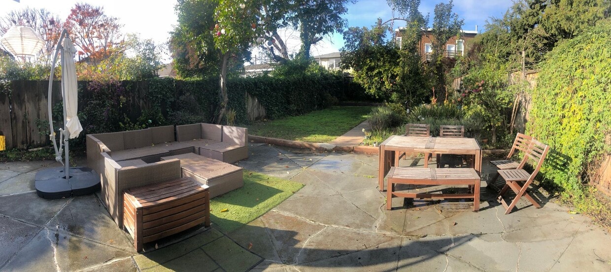 Primary Photo - Sunny one bedroom house surrounded by lush...