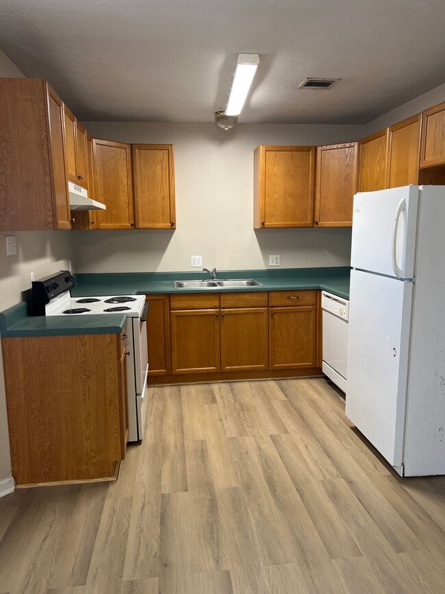 Building Photo - 2 bedroom 2 bath Duplex for lease right off common street